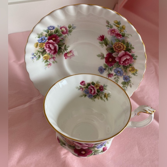 VTG Royal Albert Bone China Teacup and Saucer in the Chelsea Garden pattern - Picture 2 of 10